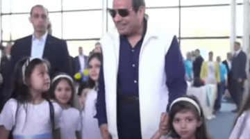 الرئيس السيسي يصل مقر الاحتفال بعيد الفطر مع أسر وأبناء الشهداء | فيديو